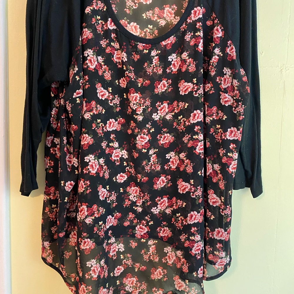 Black raglan 3/4 sleeve top with flower print